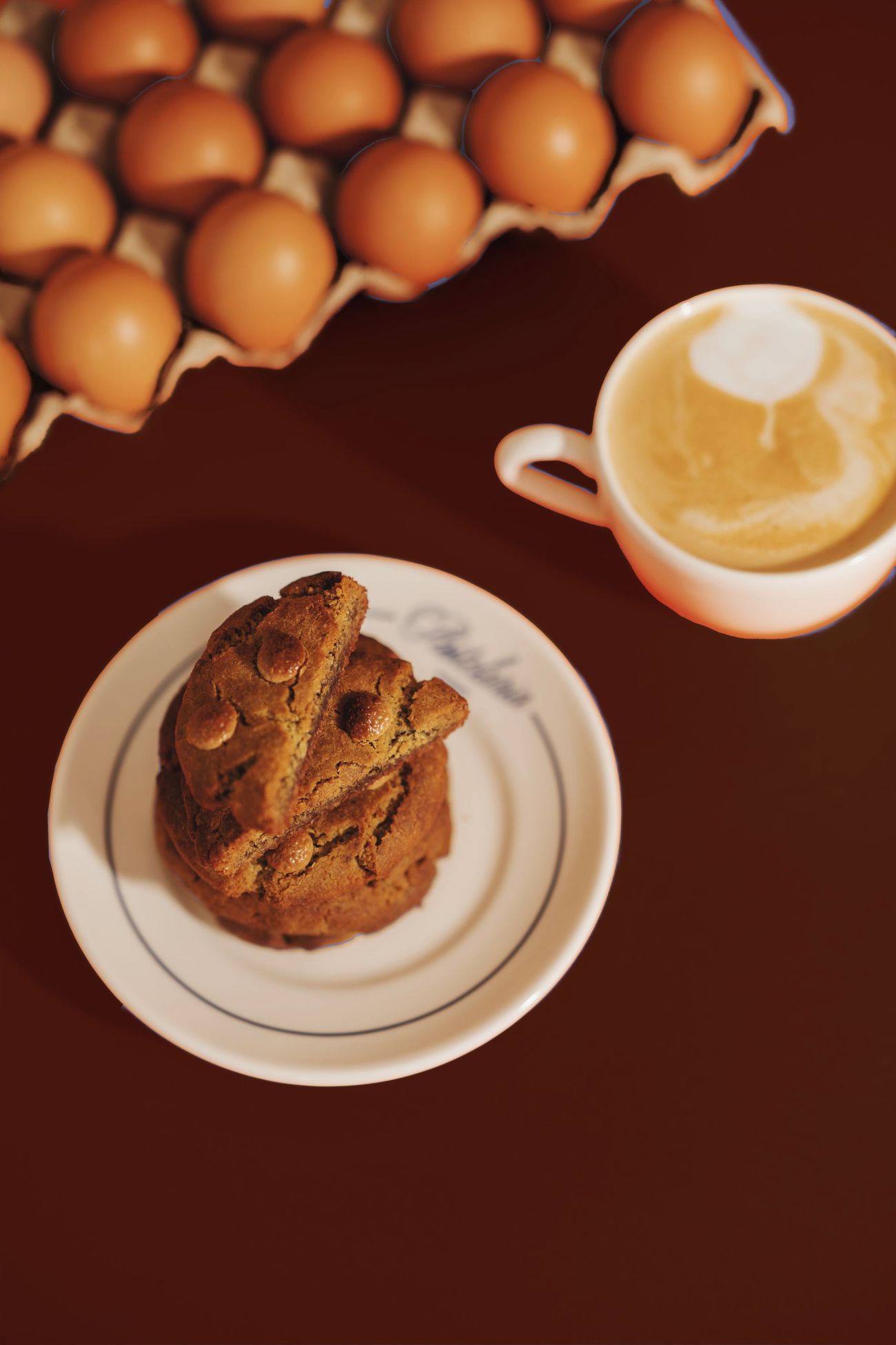 Bolachas num prato, com café e ovos